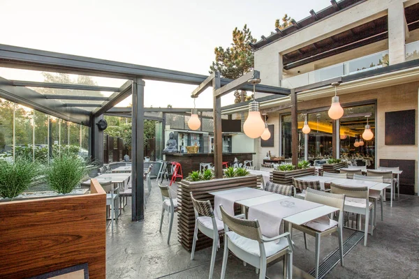 Restaurant mit großem offenen Garteninnenraum — Stockfoto