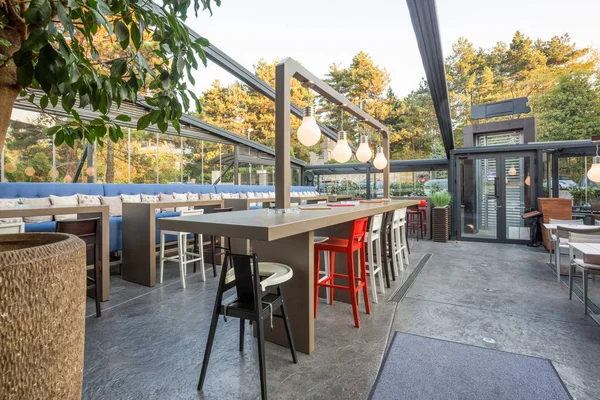 Étterem nagy nyitott kert belső — Stock Fotó