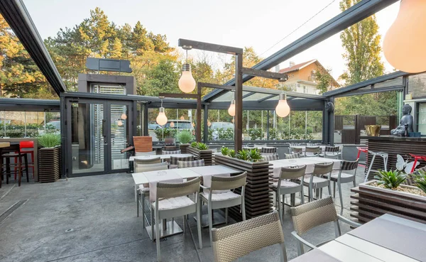 Restaurace s velkým otevřeným zahradním interiérem — Stock fotografie