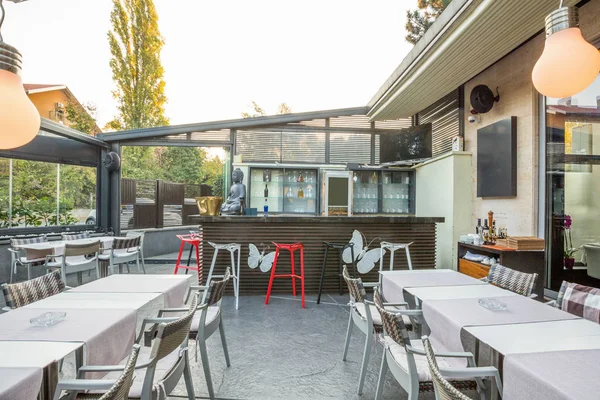 Restaurant mit großem offenen Garteninnenraum — Stockfoto