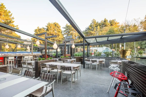 Restaurante con gran jardín abierto interior — Foto de Stock