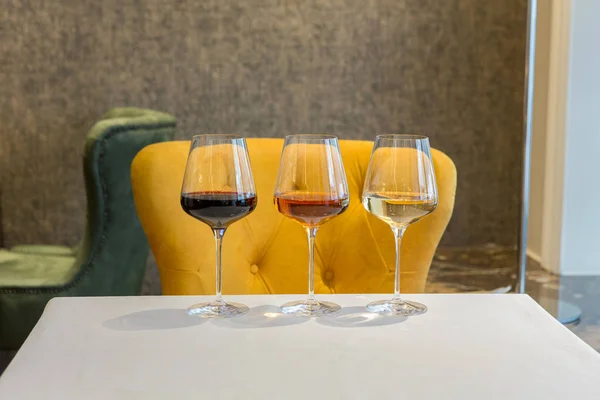 Rött, rosa och vitt vin i glas — Stockfoto