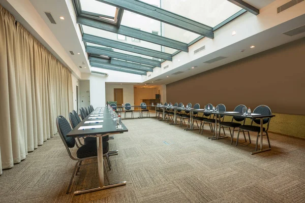 Interior de una sala de conferencias en un hotel moderno — Foto de Stock