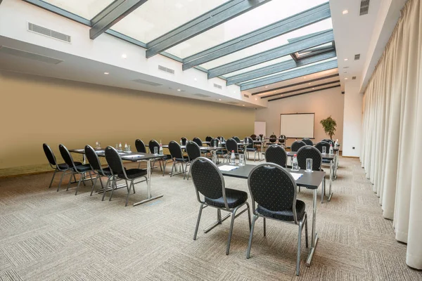 Interno di una sala conferenze in un hotel moderno — Foto Stock