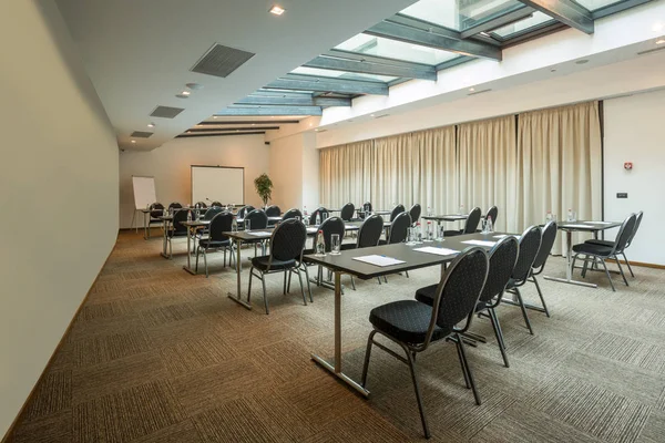 Interior de una sala de conferencias en un hotel moderno — Foto de Stock