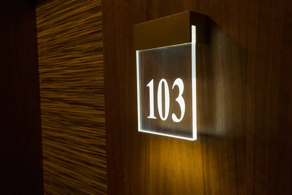 Número do quarto do hotel na parede de madeira — Fotografia de Stock