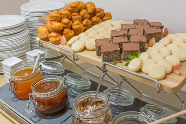 Küçük otelde tatlı büfe sehpa