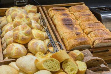 Otel büfe sehpası üzerinde ekmek çeşitli