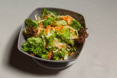 Bir kasede karışık yeşil salata.