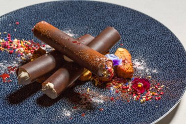 Tabakta servis edilen çikolatalı börek.