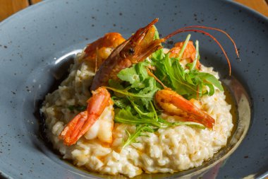 Kızarmış karidesli parmesan pilavı.