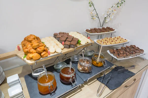 Tavolino da dessert in piccolo hotel — Foto Stock