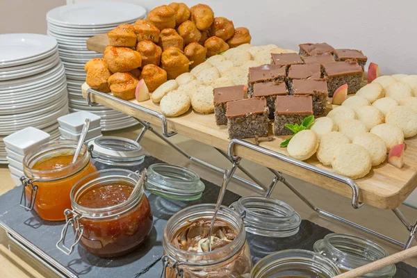 Tavolino da dessert in piccolo hotel — Foto Stock