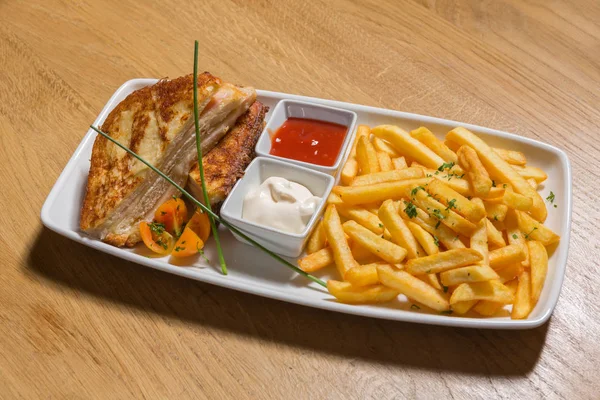 Клубный сэндвич на тарелке с картошкой фри — стоковое фото