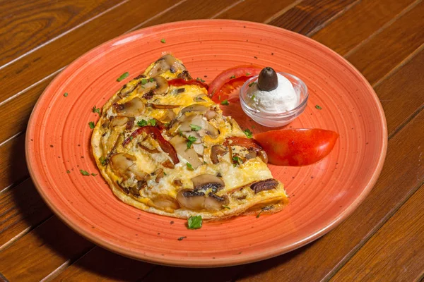 Omelete de cogumelos bacon servido em um restaurante — Fotografia de Stock
