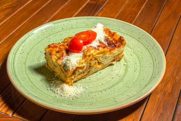 Lasagne servido em um prato no restaurante — Fotografia de Stock