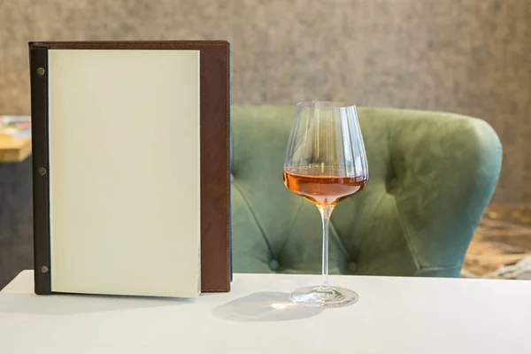 Vin rouge en verre sur la table du restaurant — Photo
