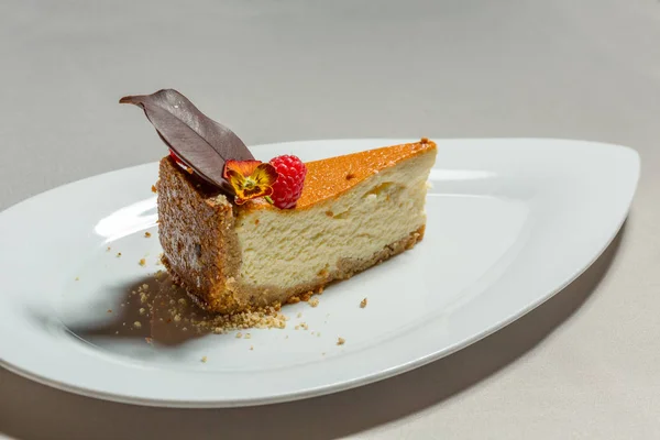 Gâteau aux fruits servi dans un restaurant — Photo