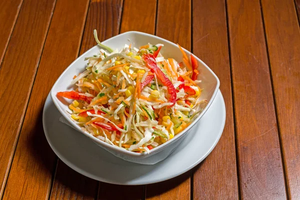 Gemischter Salat im Restaurant — Stockfoto