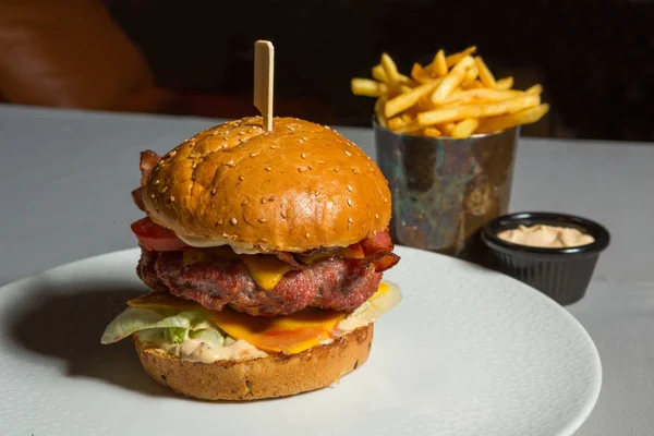 Burger met frietjes geserveerd in het restaurant — Stockfoto