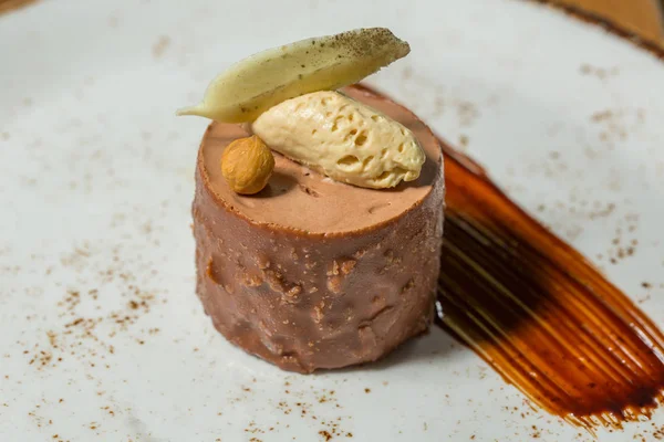 Chokladkaka med hasselnötsfyllning serveras i restaurangen på — Stockfoto