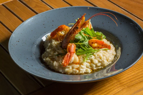 Risotto parmezan z prażonymi krewetkami — Zdjęcie stockowe