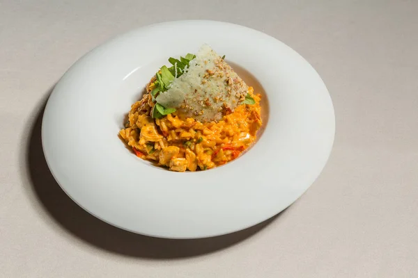 Krewetki cytrynowe risotto serwowane w białym talerzu — Zdjęcie stockowe