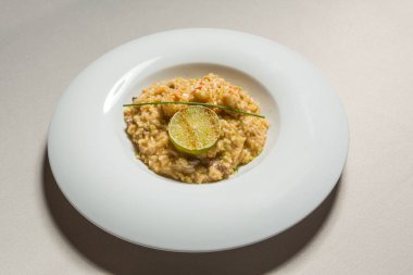 Beyaz tabakta servis edilen limonlu karides pilavı.