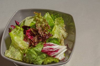 Bir kasede karışık yeşil salata.