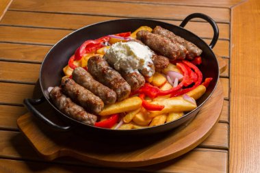 Kajmak ve patates kızartmalı kebap.