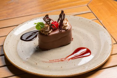  Lokantada servis edilen lezzetli çikolatalı pasta.