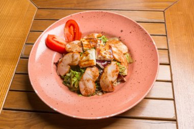 Restoranda mavi tabakta servis edilen et salatası.