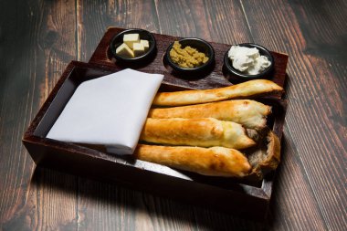 Restoran masasında ekmek ve peynir servis edilir.