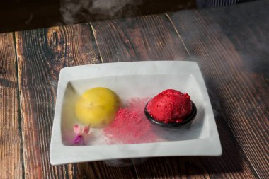 Vanilyalı ahududulu dondurma ve kuru buz.