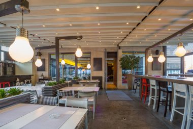 Geniş açık bahçeli bir restoran.