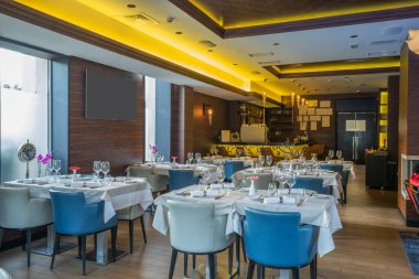 Modern bir restoranın içinde.