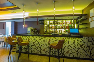 Modern bir restoranın içinde.