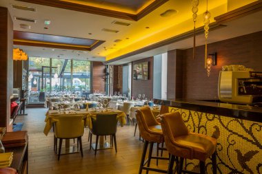 Modern bir restoranın içinde.