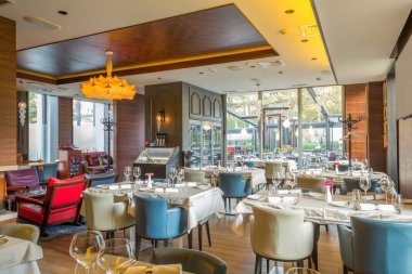 Modern bir restoranın içinde.