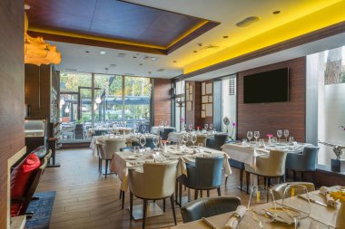 Modern bir restoranın içinde.