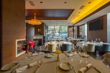 Modern bir restoranın içinde.