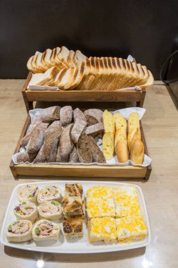 Otel büfe sehpası üzerinde ekmek çeşitli