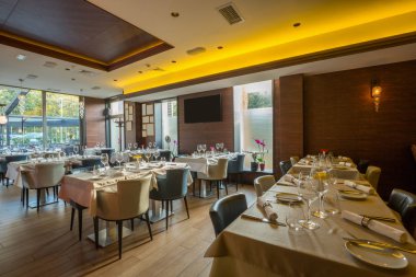Modern bir restoranın içinde.