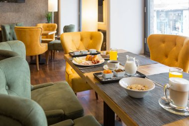 Otelin cafe restoranında servis edilen kahvaltı 