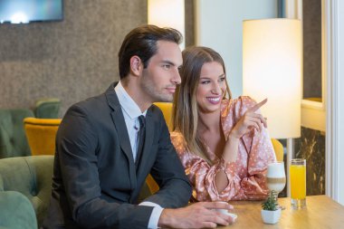 Kafede flört eden çekici bir çift.