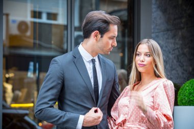 Otelin önünde duran çekici genç çift.