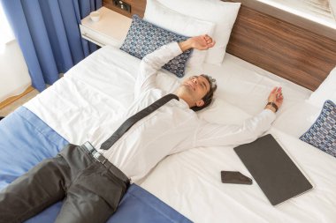 Başarı, iyi haber, işadamı bir otel odasında kutluyor