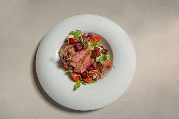 Beef steak salad served in white plate — Stock Photo, Image