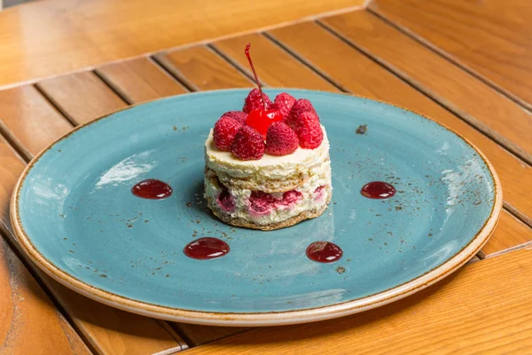 Delicious raspberry cake served in the restaurant — Stockfoto