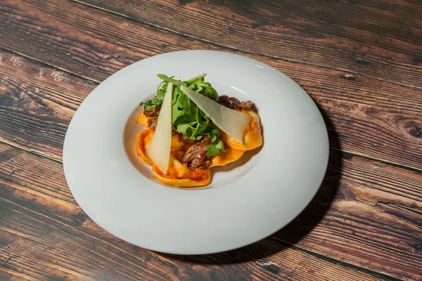 Ravioli med färsk ruccola serveras i restaurangen — Stockfoto